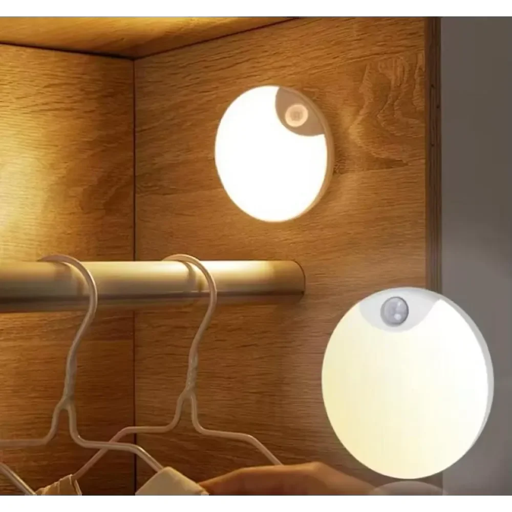 Два світильники з датчиком руху на стінках шафи з одягом