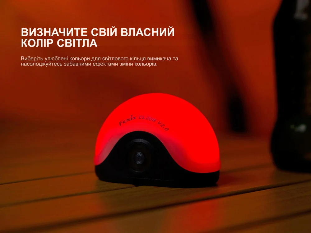 Fenix CL20R Pro світить червоним на дерев’яному столі