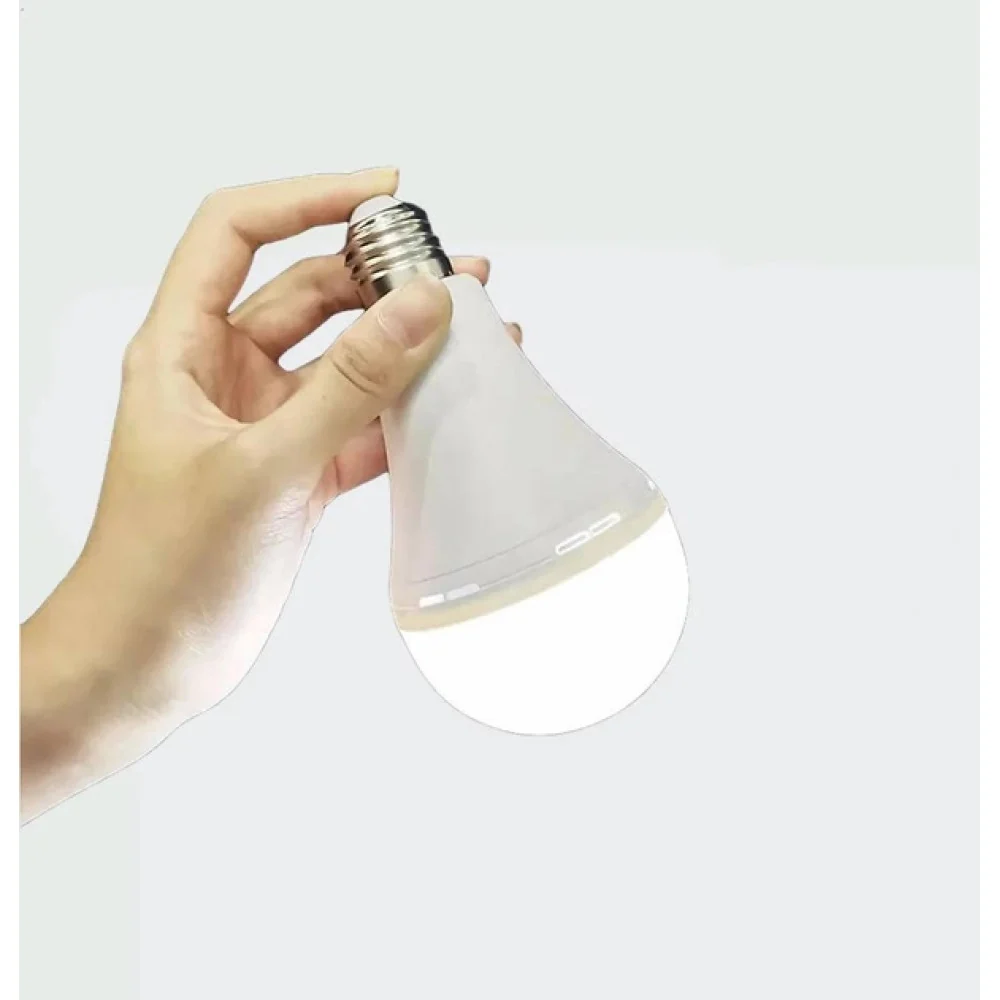 Аварійна LED-лампа світить у руці — її можна викрутити й узяти з собою