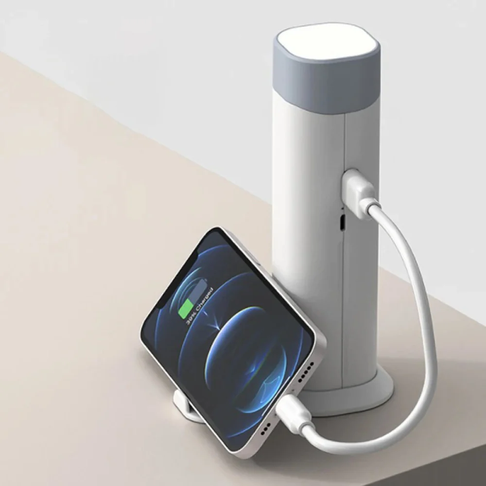 Телефон заряджається від лампи через USB і стоїть на її основі під кутом