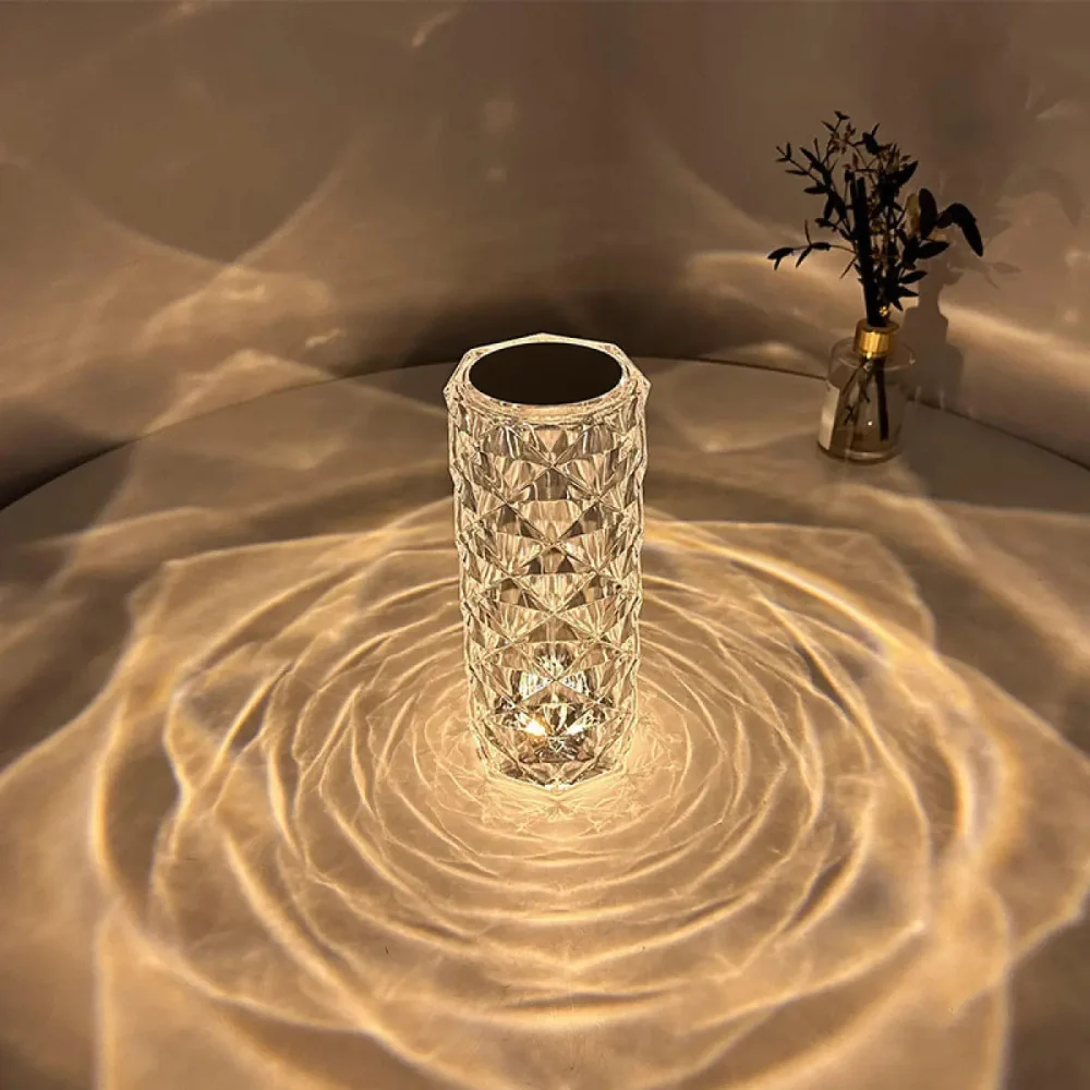 Rose Diamond із теплим світлом малює візерунок троянди на столі