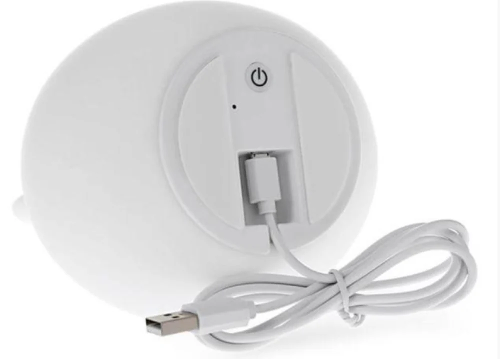 Дно нічника Зайчик: кнопка увімкнення та USB-кабель для заряджання