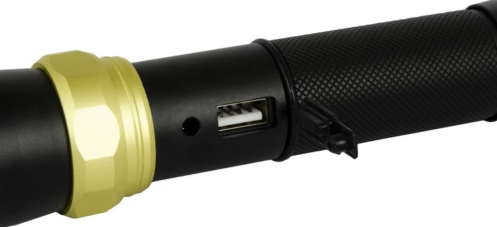 USB-вихід WERTVOLL RX-8004, щоб зарядити телефон, і кругле гніздо для заряджання ліхтаря